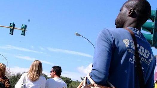 Un turista si lamenta «A Forte ci sono troppi vu cumprà»