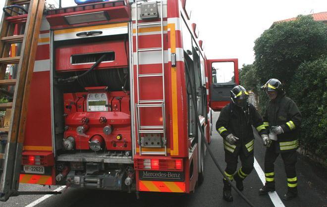Sbanda e resta intrappolata in auto 