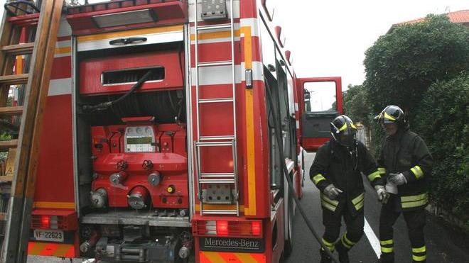 Sbanda e resta intrappolata in auto