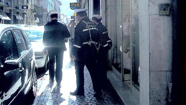 Abusivo disperato per i controlli prende a morsi i suoi fiori