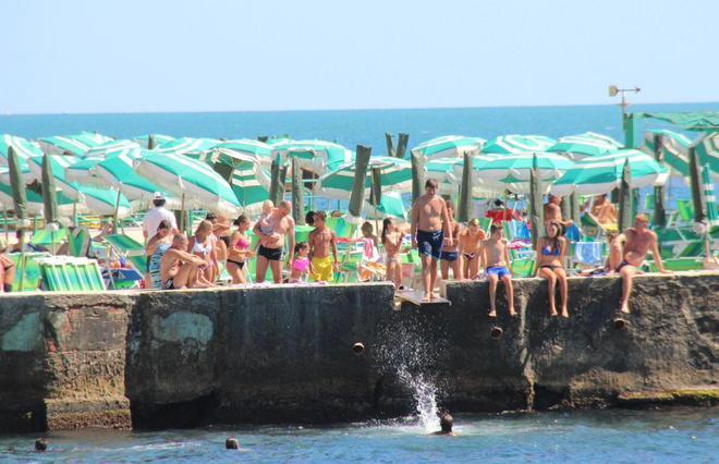 Sui bagni fino al 6 ottobre Ma i gestori si spaccano 