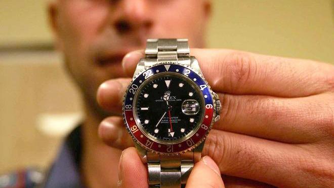 Ladri in azione in una villetta, rubati Rolex a un ciclista danese