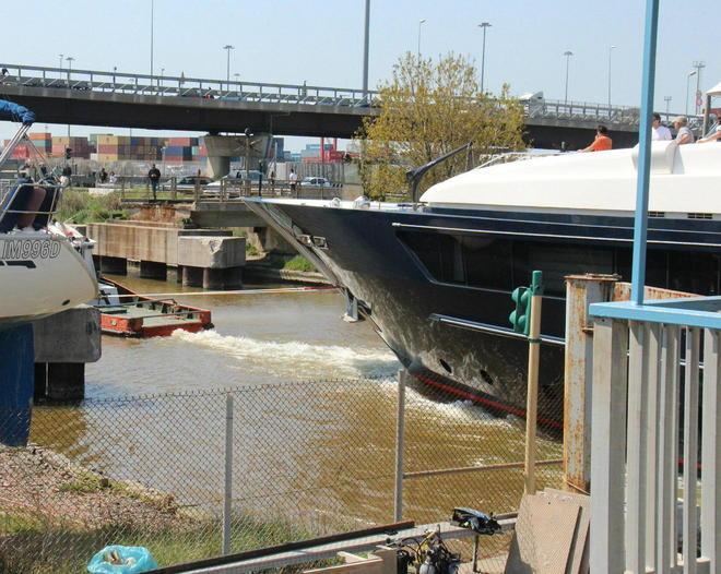 Yacht si “insabbia” al ponte del Calambrone 