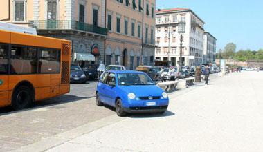 Mega ingorgo, auto e scooter “invadono” il Voltone 