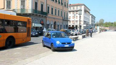 Mega ingorgo, auto e scooter “invadono” il Voltone