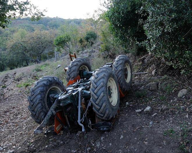 Muore sotto il trattore ribaltato 