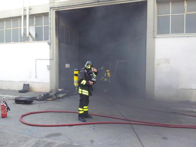 Paura in via Lippini per l’incendio nel piazzale di una fabbrica 