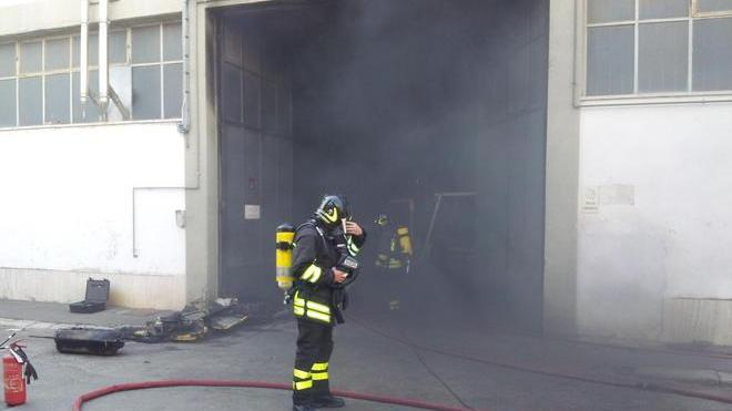 Paura in via Lippini per l’incendio nel piazzale di una fabbrica
