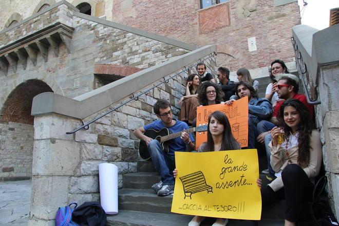 Decine di giovani hanno “bivaccato” sulle scale di Palazzo Pretorio 
