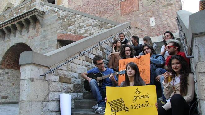 Decine di giovani hanno “bivaccato” sulle scale di Palazzo Pretorio