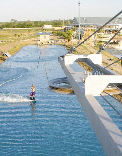 Sui laghi dell’Amalia un parco acquatico per fare kitesurf 