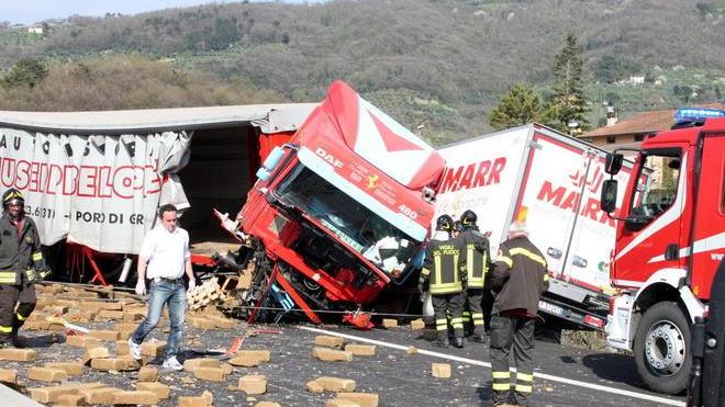 Tir invade la corsia, travolto furgone Gravissimo autista