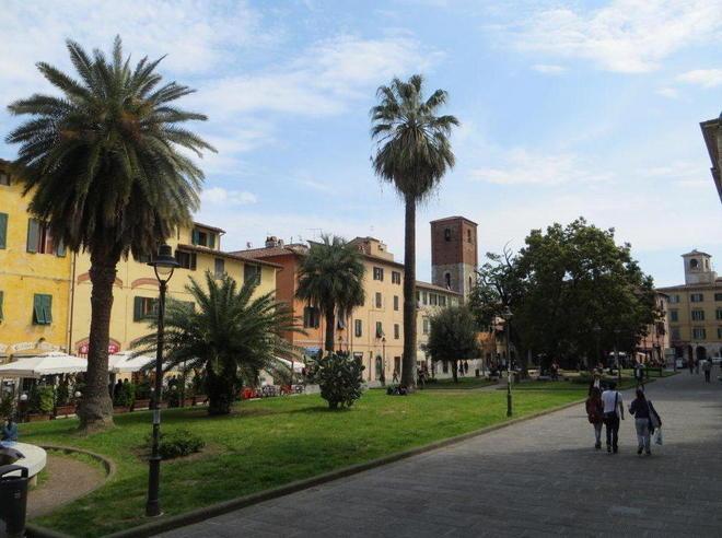 Il mercatino del riuso in piazza Dante 