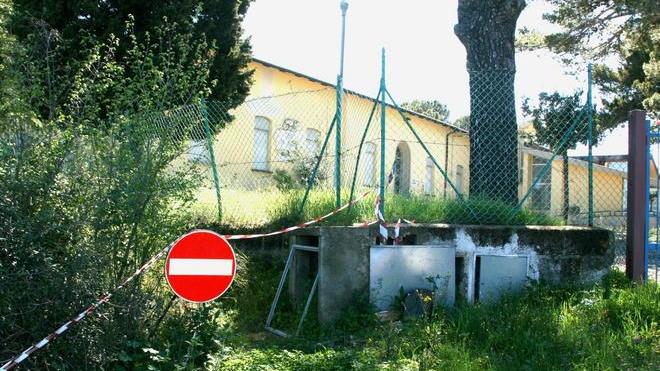 Amianto fuori dalla scuola Il Comune recinta l’area
