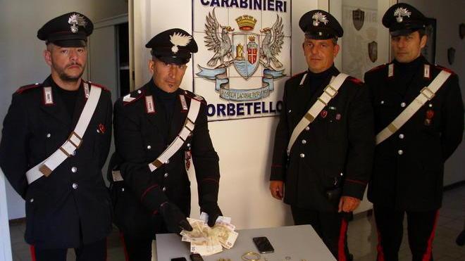 Raggira un’anziana e le ruba anche i gioielli