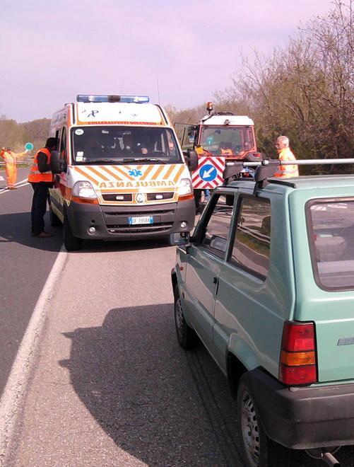 Travolto da un’auto mentre lavora sulla 206 All’ospedale un operaio della Provincia