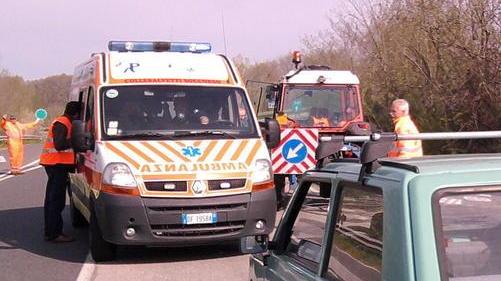 Travolto da un’auto mentre lavora sulla 206 All’ospedale un operaio della Provincia