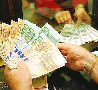 Sorpresa: mai così in crisi ma mai così tanti soldi in banca 