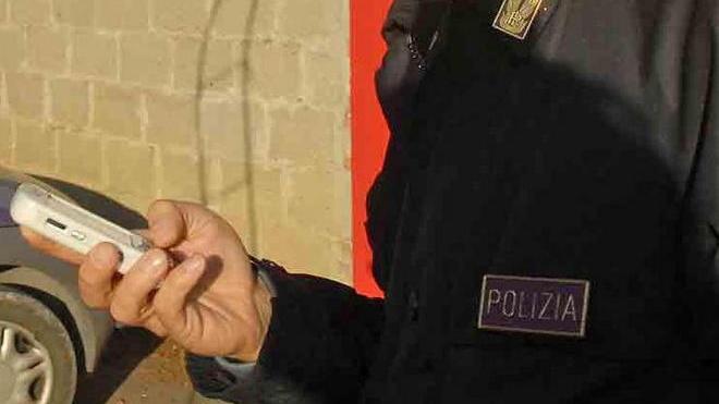 Rubano l’iPhone all’amica e finiscono nei guai