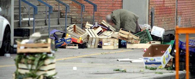 In cerca di cibo fra i rifiuti di discount e mercati 