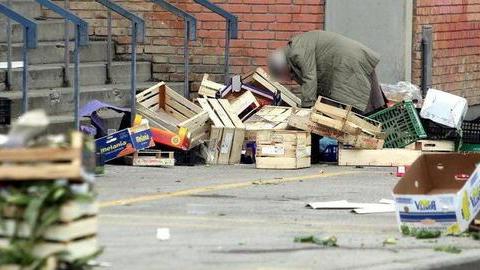In cerca di cibo fra i rifiuti di discount e mercati