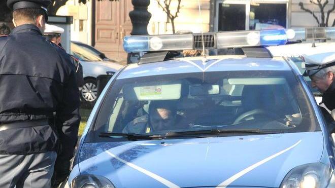 Colpisce gli agenti dopo la lite in famiglia, arrestato
