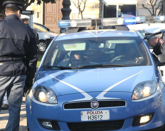 Colpisce gli agenti dopo una lite in famiglia: arrestato 