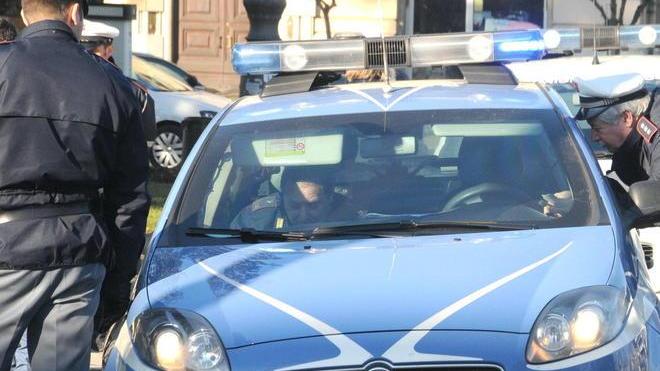 Colpisce gli agenti dopo una lite in famiglia: arrestato