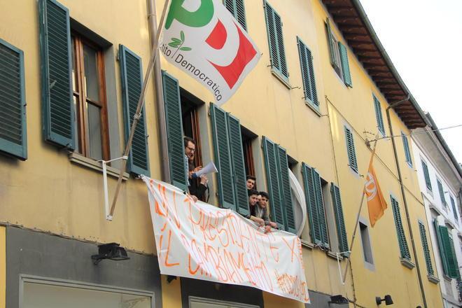 I giovani del Pd occupano la sede contro la scelta di Marini. Diretta dalla Camera 