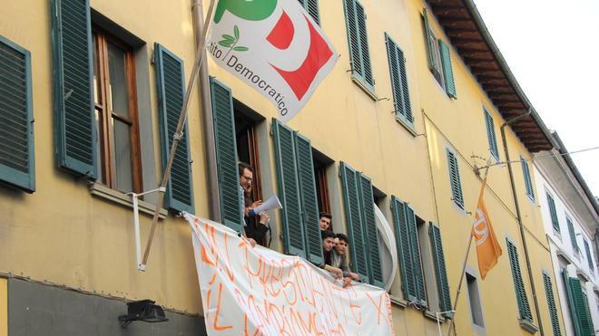 I giovani del Pd occupano la sede contro la scelta di Marini. Diretta dalla Camera