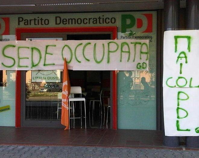 Non vogliono Marini presidente e occupano la sede del Pd di Capannori 