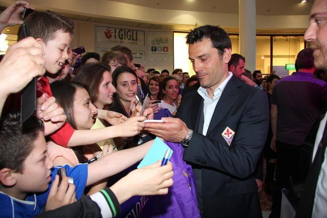 I giocatori della Fiorentina assediati da tifosi e appassionati ai Gigli 