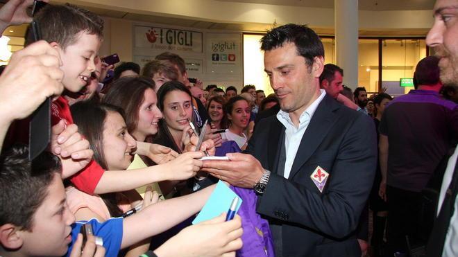 I giocatori della Fiorentina assediati da tifosi e appassionati ai Gigli