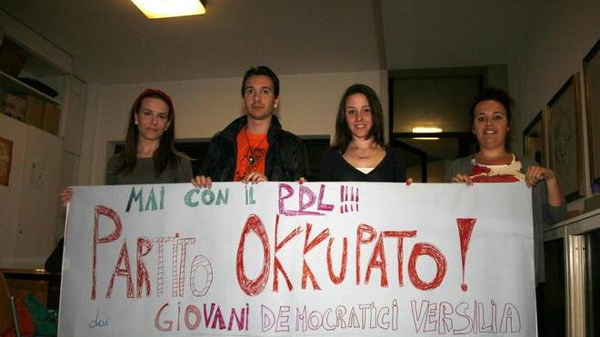 Occupata anche la sede del Pd di via Regia: «No ad un governo col Pdl»