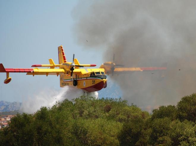 Grosso incendio alle porte di Torpè, interviene il Canadair