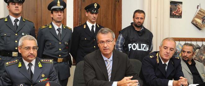 Negoziante-coraggio denuncia gli usurai: dentro tre campani 