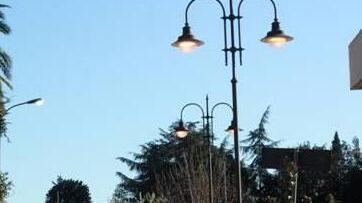 L’illuminazione pubblica? Accesa anche in pieno giorno