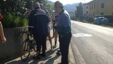 Cade per colpa di una buca «Troppi rischi per i ciclisti»