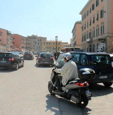 Auto e scooter in fuga dall’ingorgo invadono il Voltone 