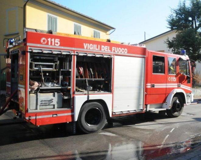 Incendio in via Costella, salvate dai vicini 