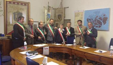 I sindaci s’incatenano contro i tagli ai Comuni 