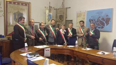 I sindaci s’incatenano contro i tagli ai Comuni
