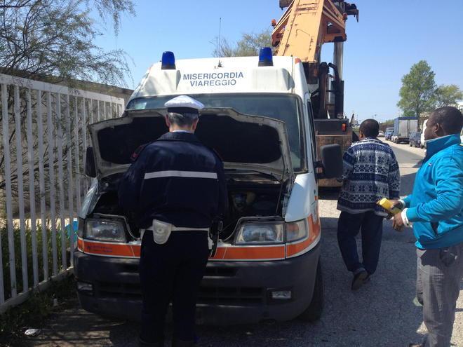 «Traffico illecito di pezzi auto» Blitz nell’officina fantasma 