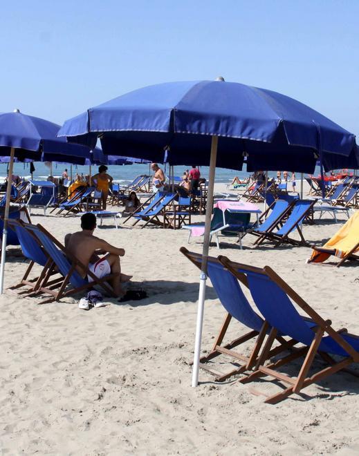 Una maxi-spesa per abbellire il bar del bagno comunale 
