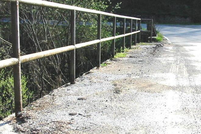 Danneggiata la ringhiera in ferro sul ponte