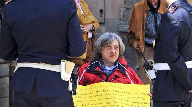 Ambulante sotto sfratto si incatena
