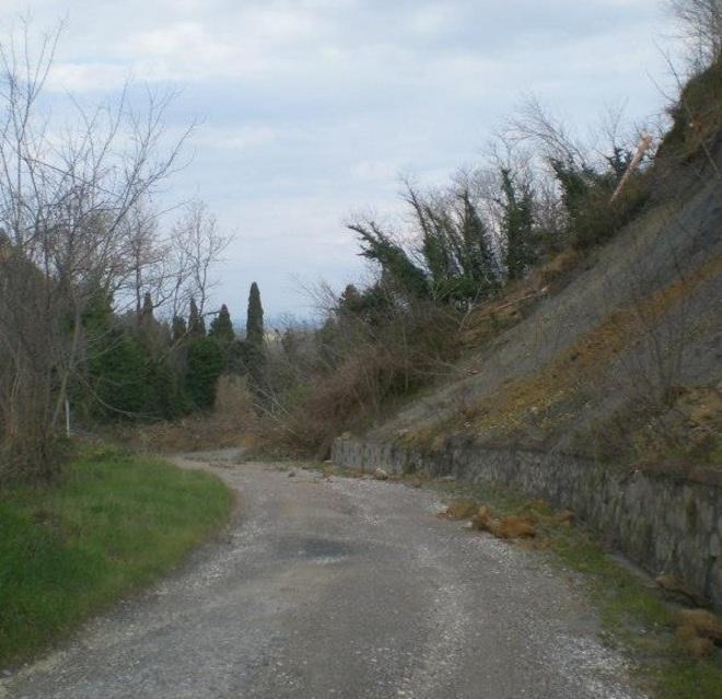 Toiano-Palaia percorso interdetto da quasi un mese