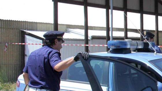 Minaccia il suocero e picchia i poliziotti