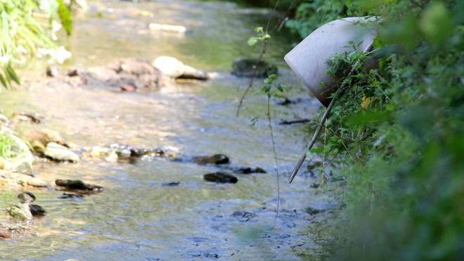 Le fogne vanno in tilt e i liquami invadono campi e fossati