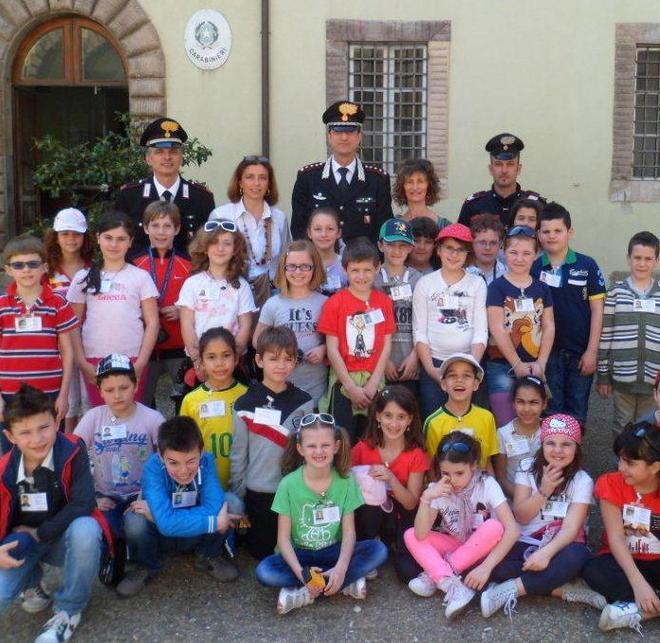 La scuola primaria De Amicis in visita alla caserma di Lucca